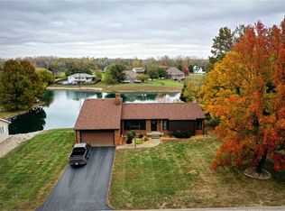 10 Lakeview Dr, Marshall, IL 62441