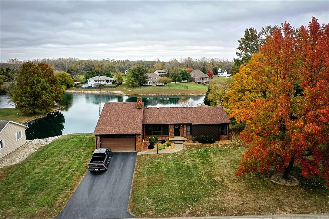 10 Lakeview Dr photo 1