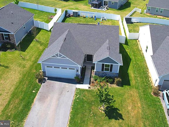 3rd image of 28 Boothbay Dr