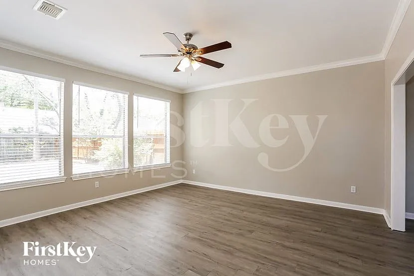 3 bed, 2.5 bath, 2574 sqft, $2,275 — Photo 3