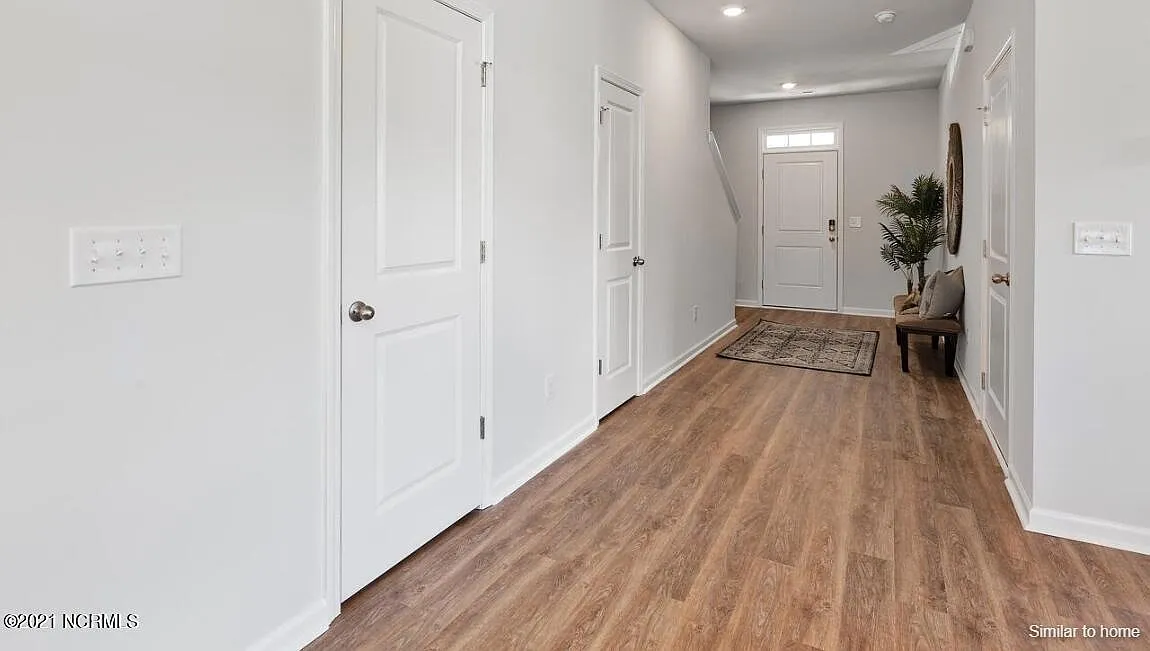 3 bed, 1396 sqft, $2,500 — Photo 1