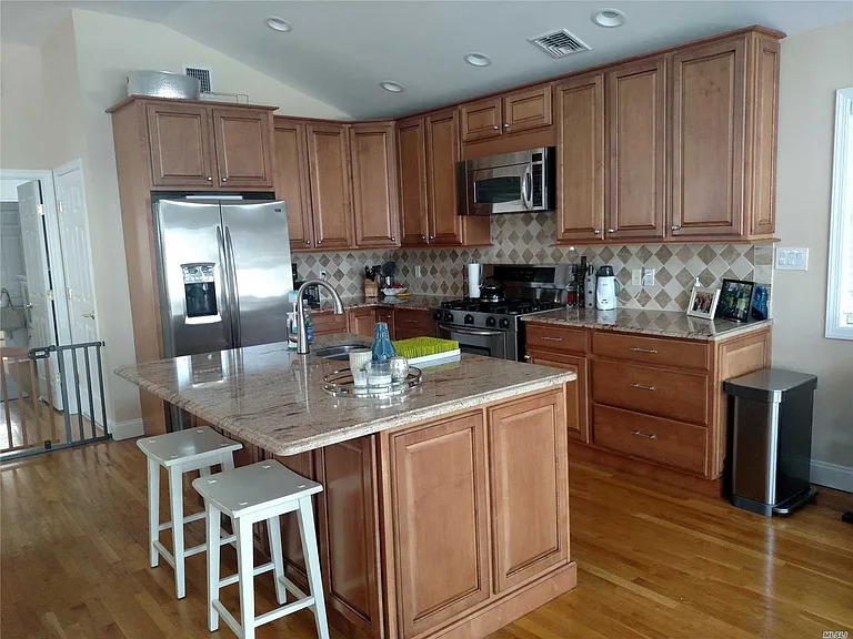 Eat-in kitchen