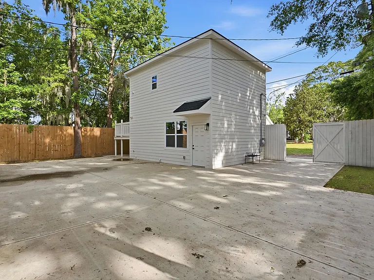 912 E Henry St — Photo 26