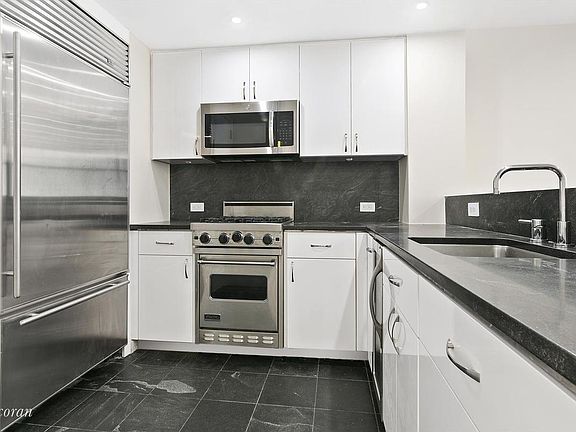 3rd image of 100 W 58th St APT 10F