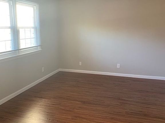 3rd image of 8 Hidden Springs Rd