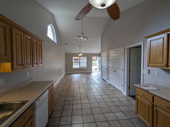 4th image of 138 Cambridge Dr Unit A4
