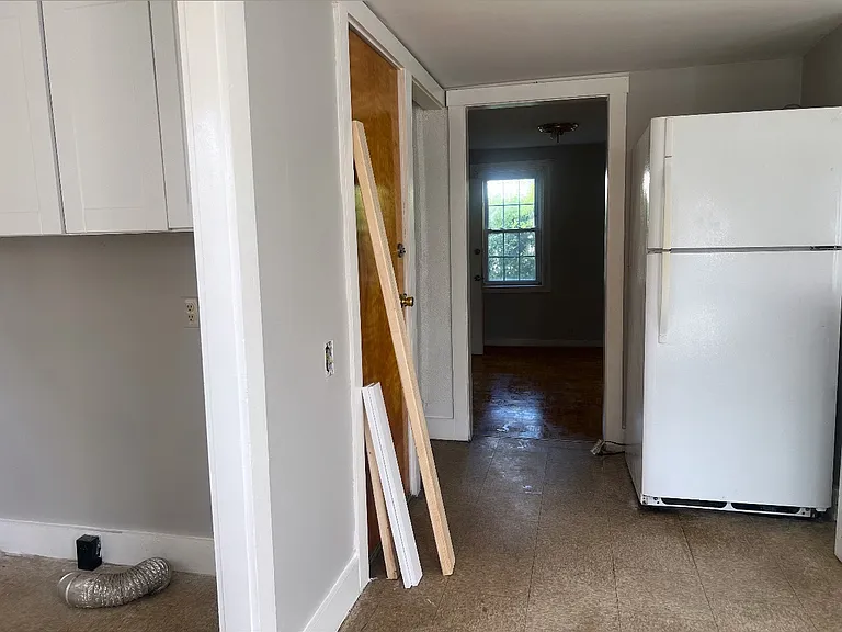 1042 Douglas Ave — Photo 2