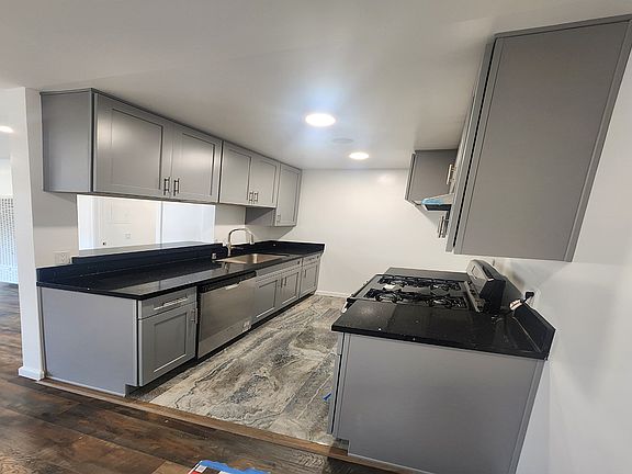 3rd image of 7525 Haskell Ave #201