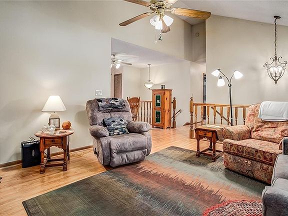 3rd image of 305 Pinetree Dr