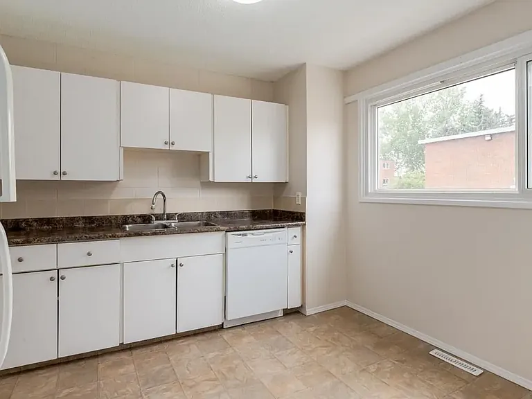 225 Upland Dr SE — Photo 7