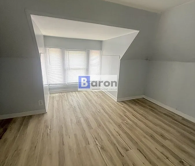 1866 Knox St — Photo 11