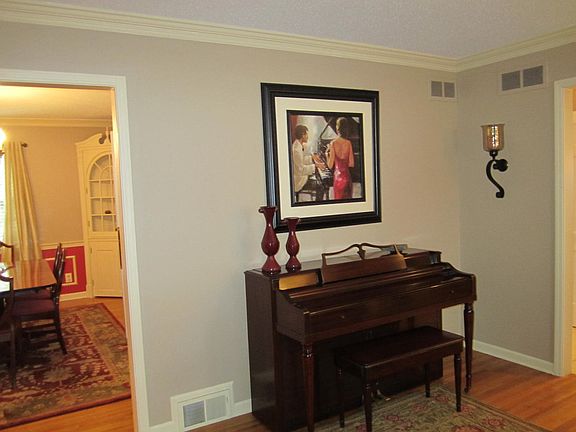 4th image of 1090 Estate Dr