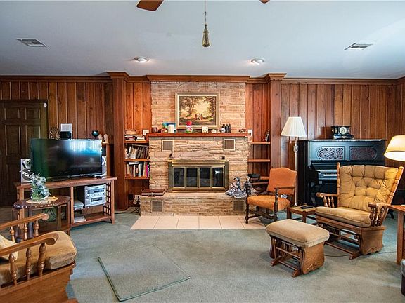 4th image of 111 N Edgewood Dr