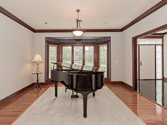 4th image of 634 Charles Pl