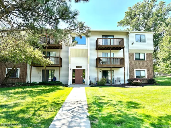 30028 W Twelve Mile Rd Unit 35, Farmington Hills, MI 48334