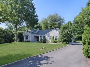 40 Valley Cir, Fairfield, CT 06825