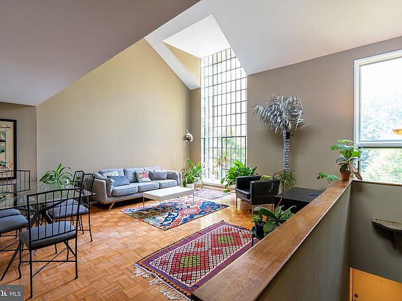 2nd image of 20 Saint James Ct #4