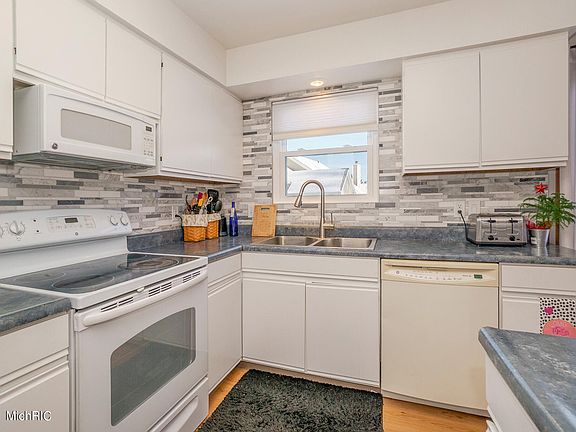 5th image of 8037 Wimbledon Dr #41