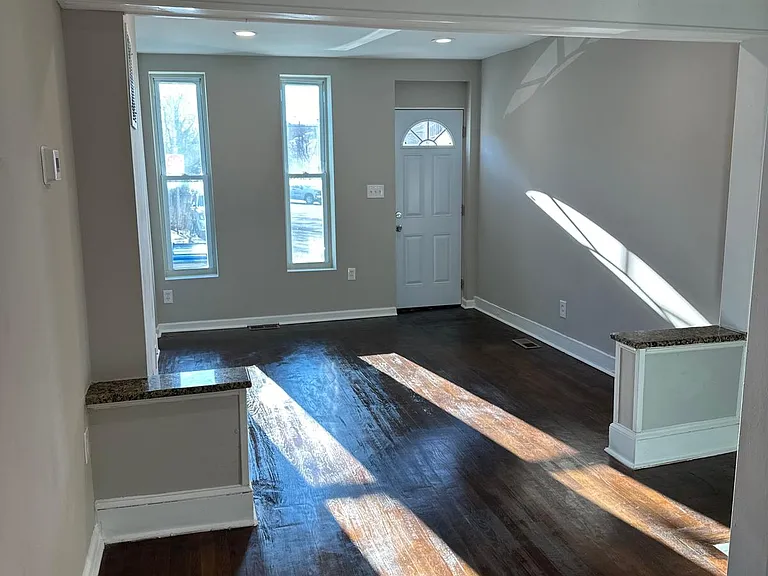 1204 W Cross St — Photo 13