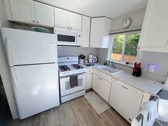 4th image of 223 Ximeno Ave #1/2