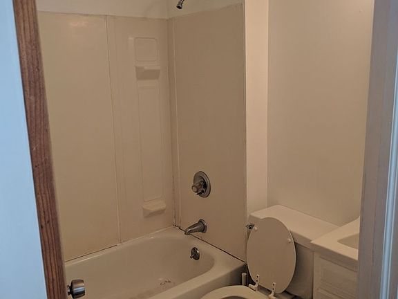 3rd image of 981 N Broadway