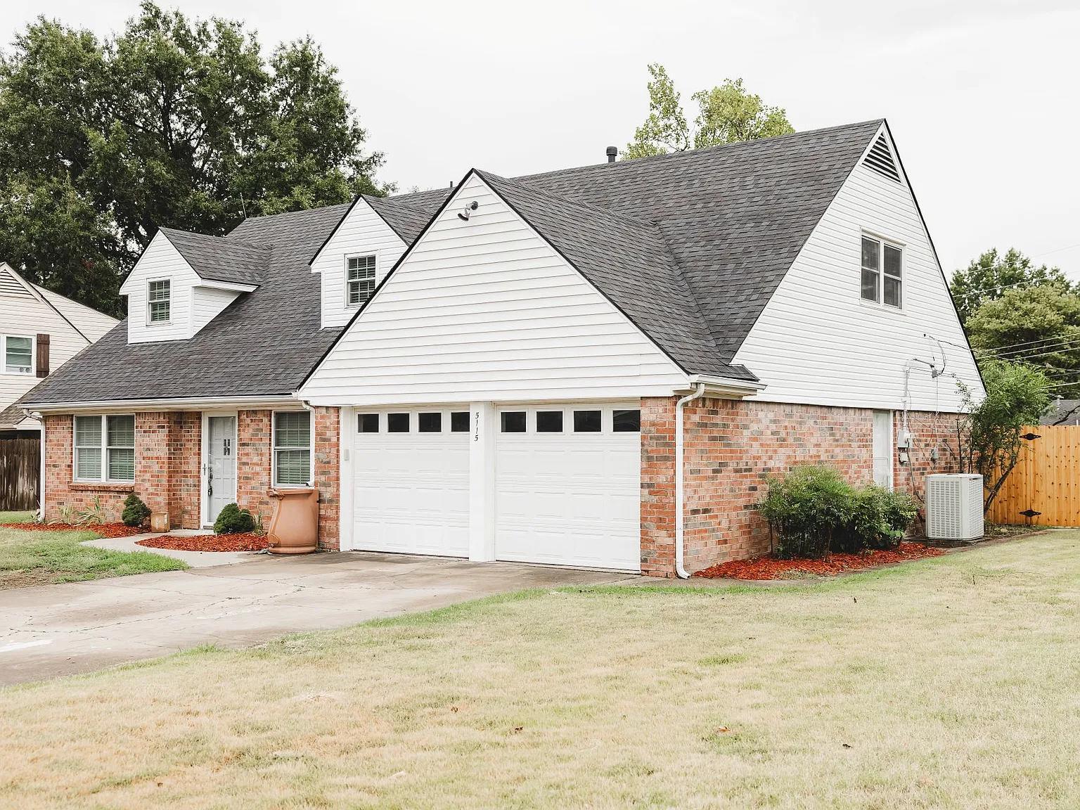 5 bed, 3.0 bath, 2207 sqft, $2,000 — Photo 2