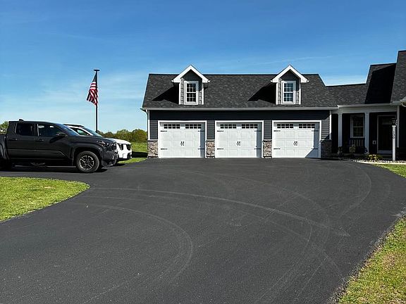 3rd image of 130 Oak Rd