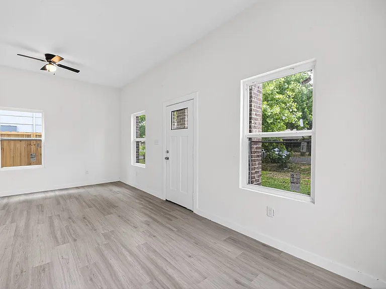 9007 Hilda St — Photo 2