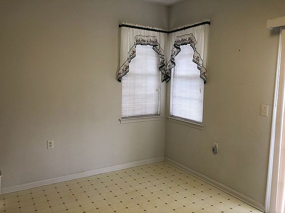5th image of 141 Meadowlark Dr