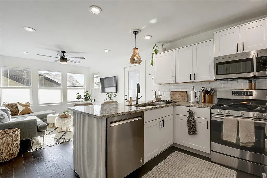 3 bed, 2.0 bath, 1056 sqft, $3,300 — Photo 3