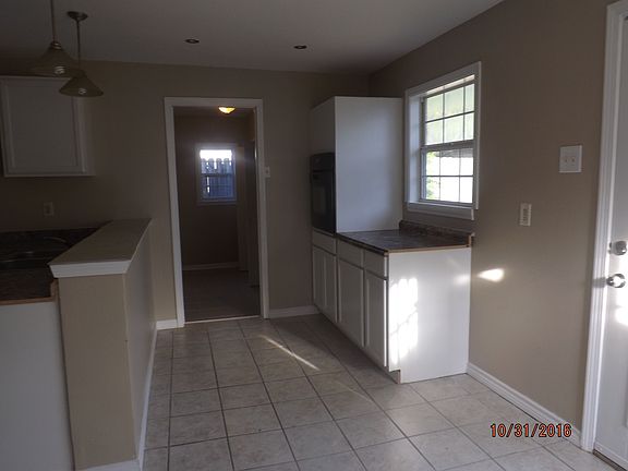 Built-in oven and dinette area