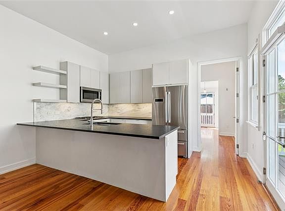 5th image of 1027 Dante St