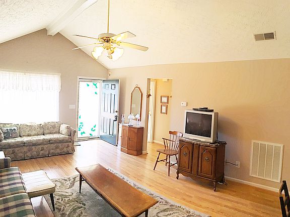 3rd image of 213 Williamsburg Dr