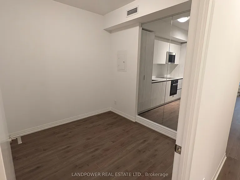 400 King St W #510 — Photo 6