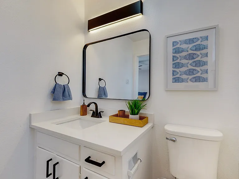 Remodeled / Fully Loaded / Furnished 2 Bed / 2 Bath in Uptown — Photo 21