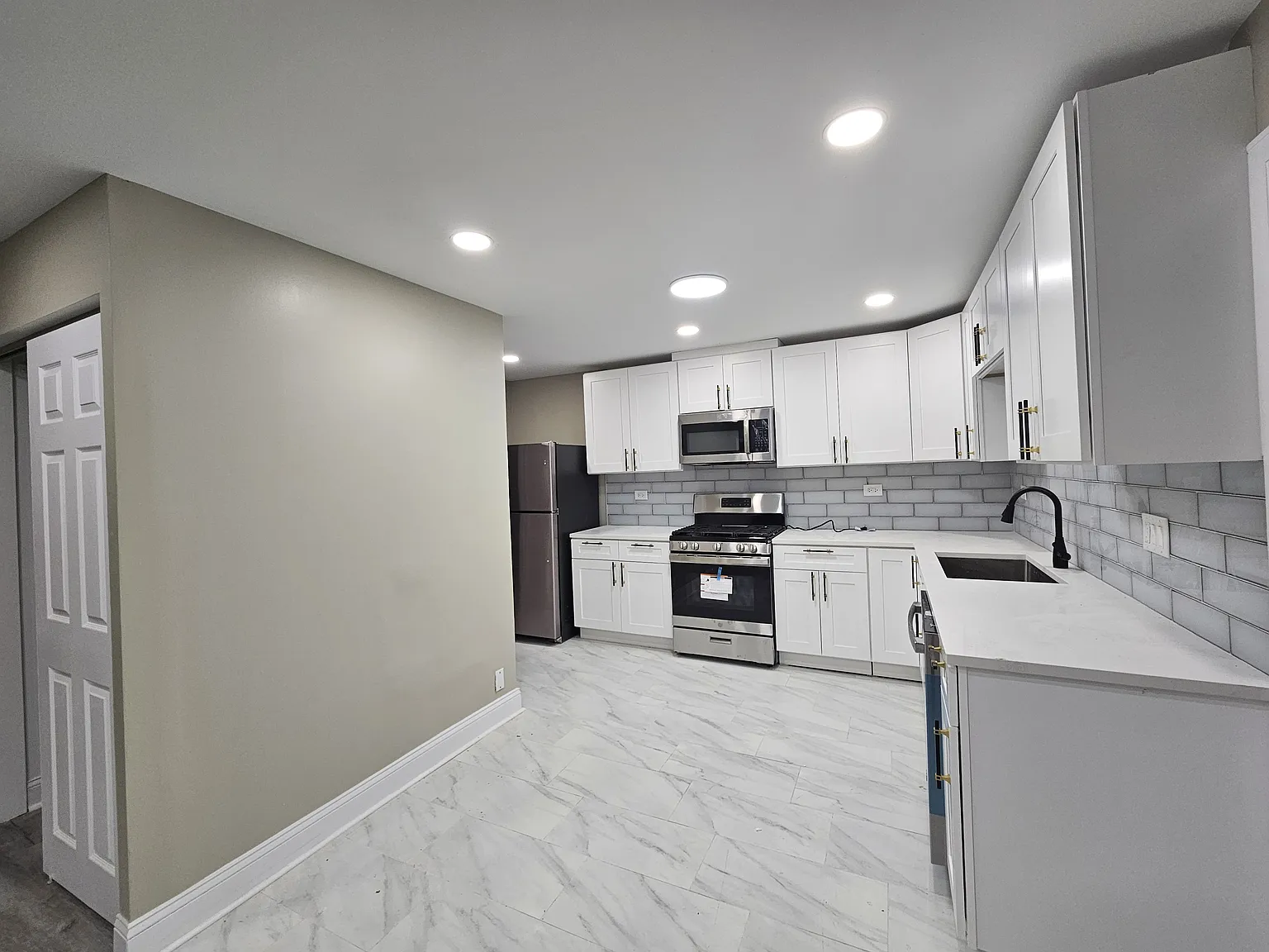 4 bed, 1600 sqft, $3,200 — Photo 2