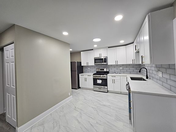 2nd image of 1020 S Park Blvd