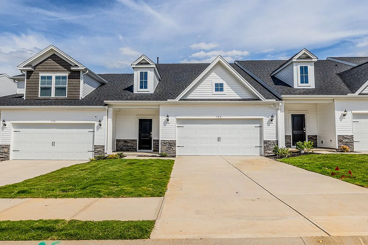 3 bed, 2.5 bath, 1910 sqft, $2,200 — Photo 2