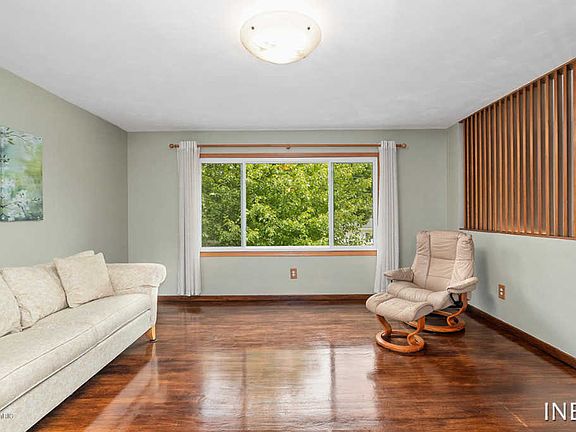 3rd image of 2626 Wabash Dr NE