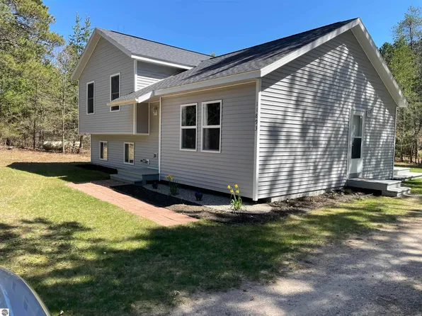 11893 Lillian Lee Dr, Interlochen, MI 49643