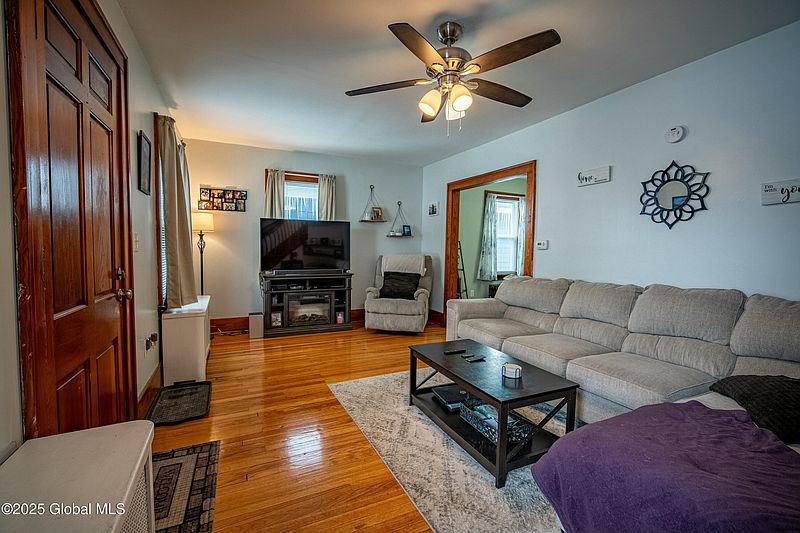 3rd image of 611 Cramer Avenue