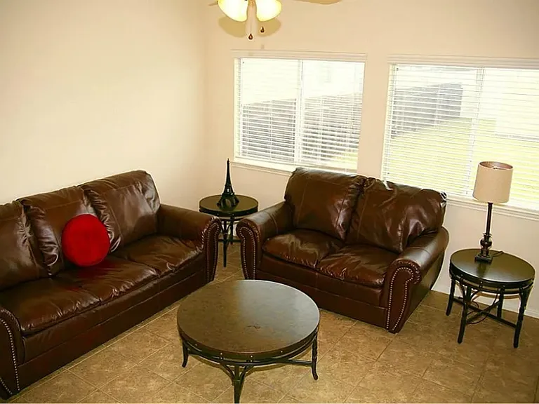 1627 Royal Chase Dr — Photo 2