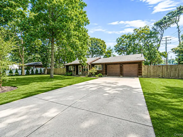 21 Windus Drive, Shirley, NY 11967