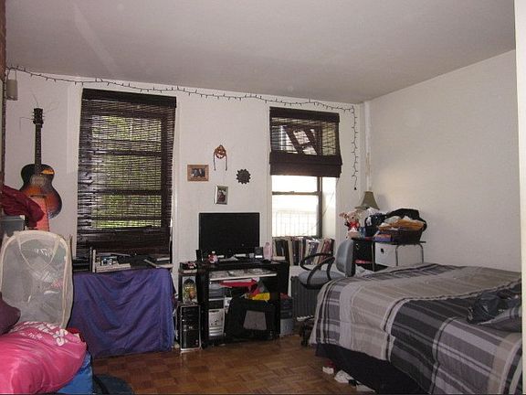 4th image of 324 W 47th St APT 3D