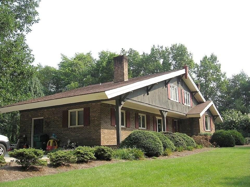 1st image of 121 Carriage Dr
