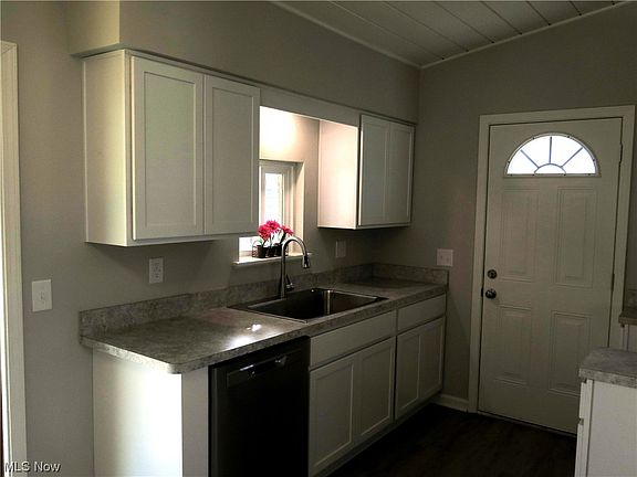 2nd image of 43019 Woodhill Dr