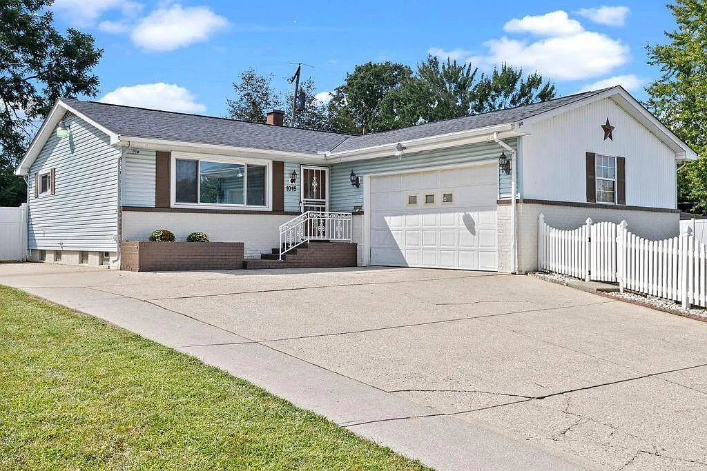 1015 Hodges Dr photo 1