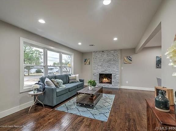 2nd image of 616 Wellington Ave