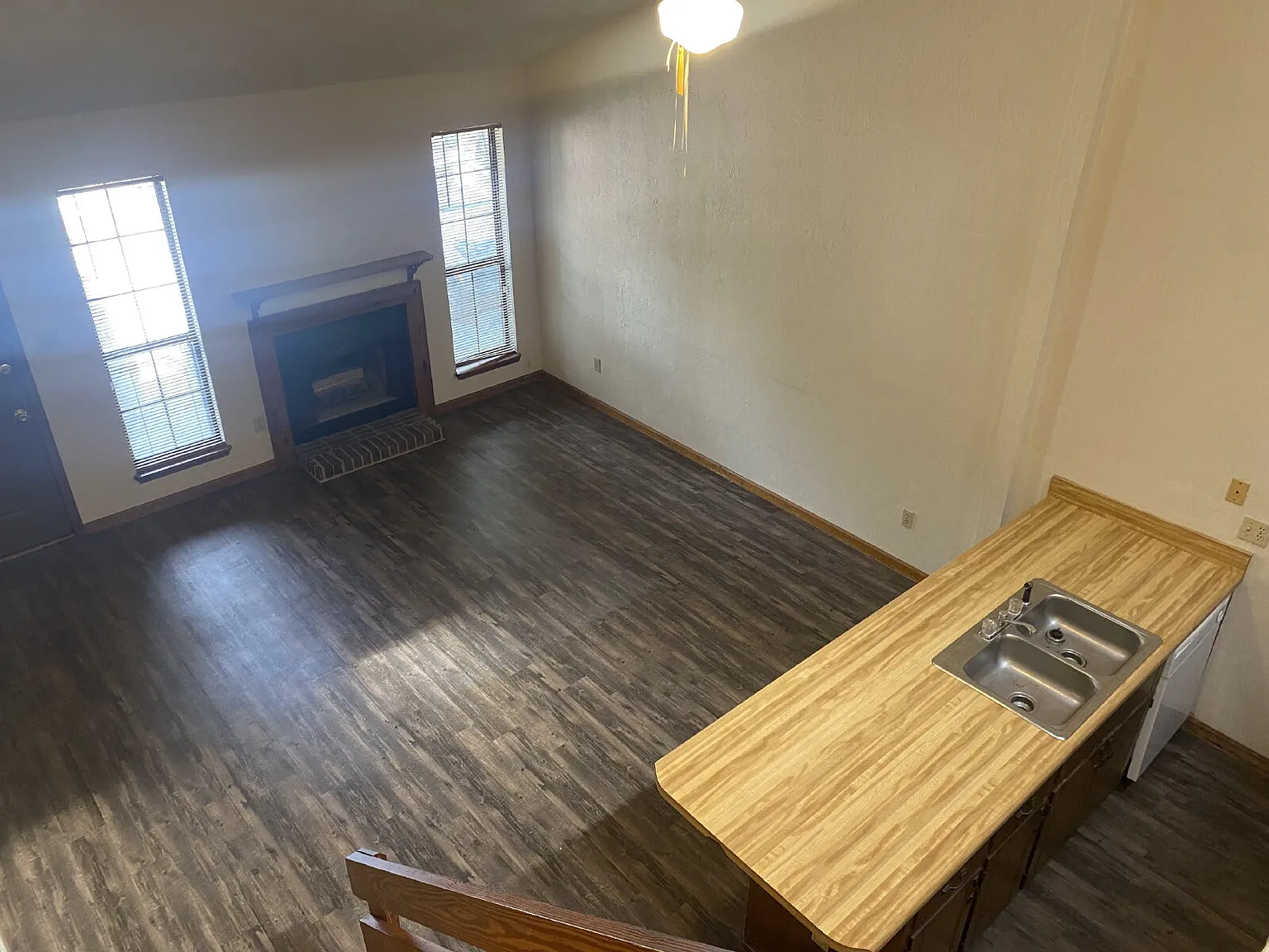 1 bed, 1.0 bath, 848 sqft, $1,050 — Photo 2