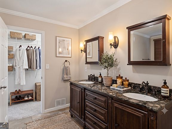 4th image of 1055 Lee Cir NE